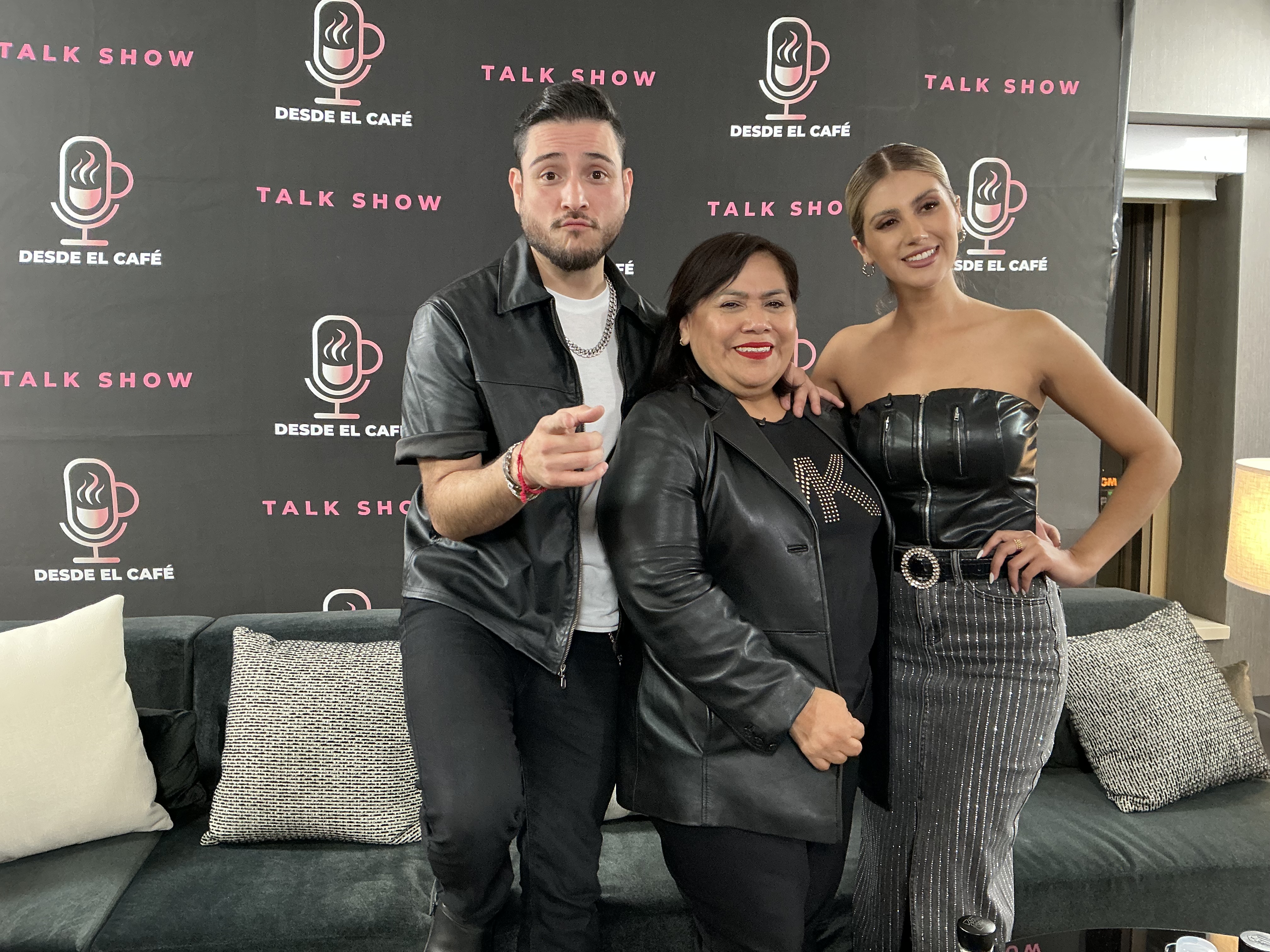 Invitados junto a la conductora frente al muro de prensa del show